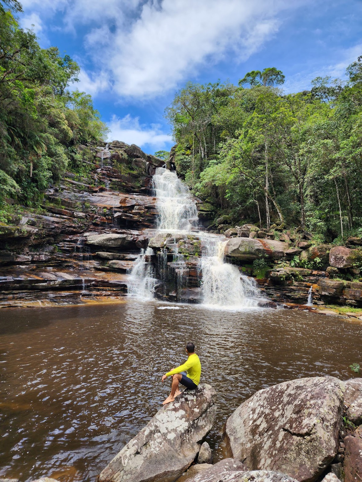 Pessoa contemplando a Cachoeira do Calixto, Vale do Pati