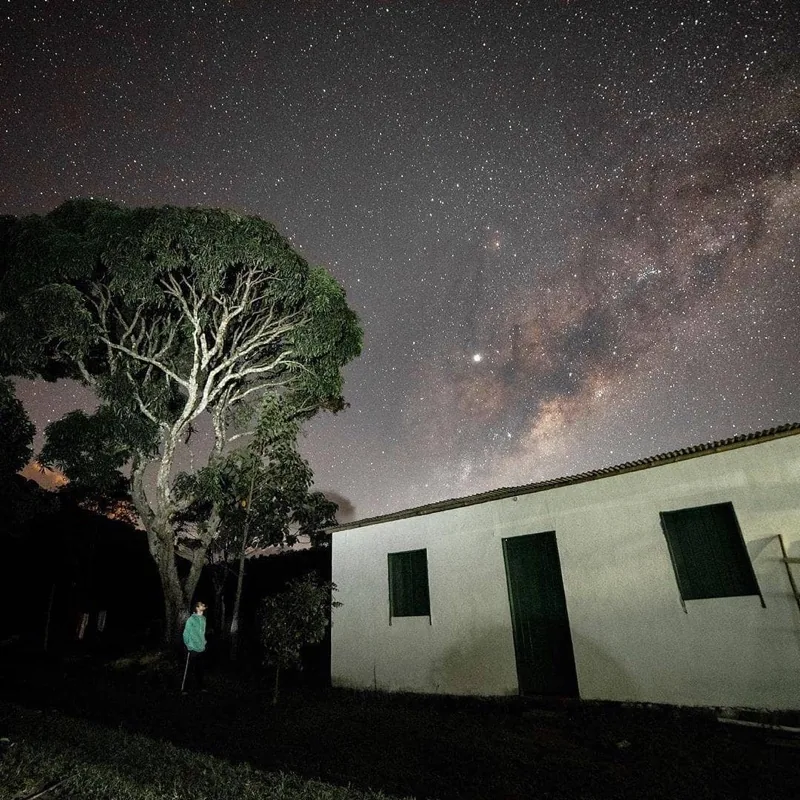 Casa dos Patiseiros no Vale do Pati sob a Via Láctea, céu estrelado da Chapada Diamantina