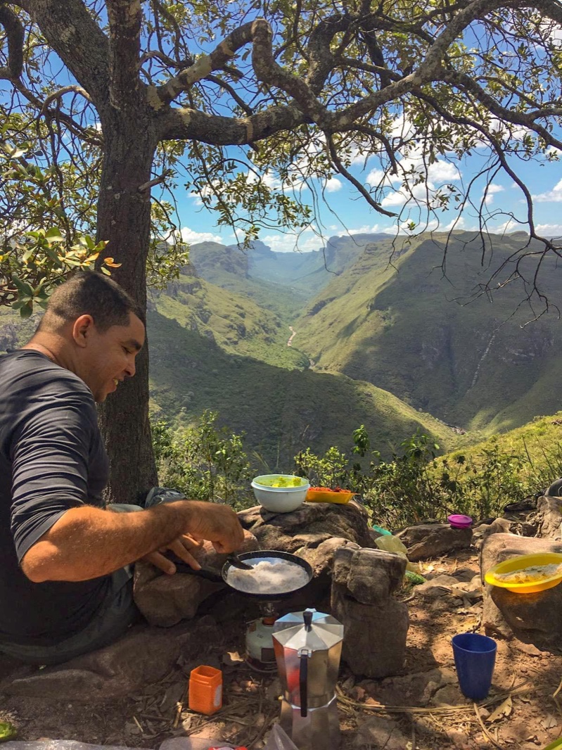 Marcos Venício preparando comida na beira do Vale do Pati, Chapada Diamantina — guia e fundador da Coração da Chapada
