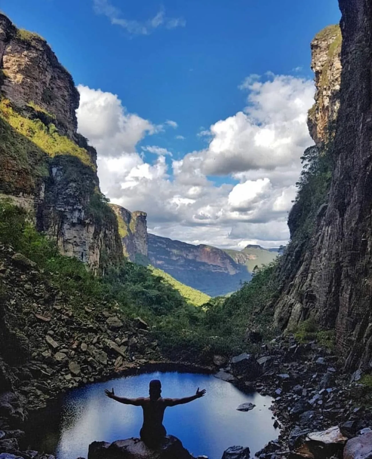 Poço natural de águas cristalinas no Vale do Pati, Chapada Diamantina