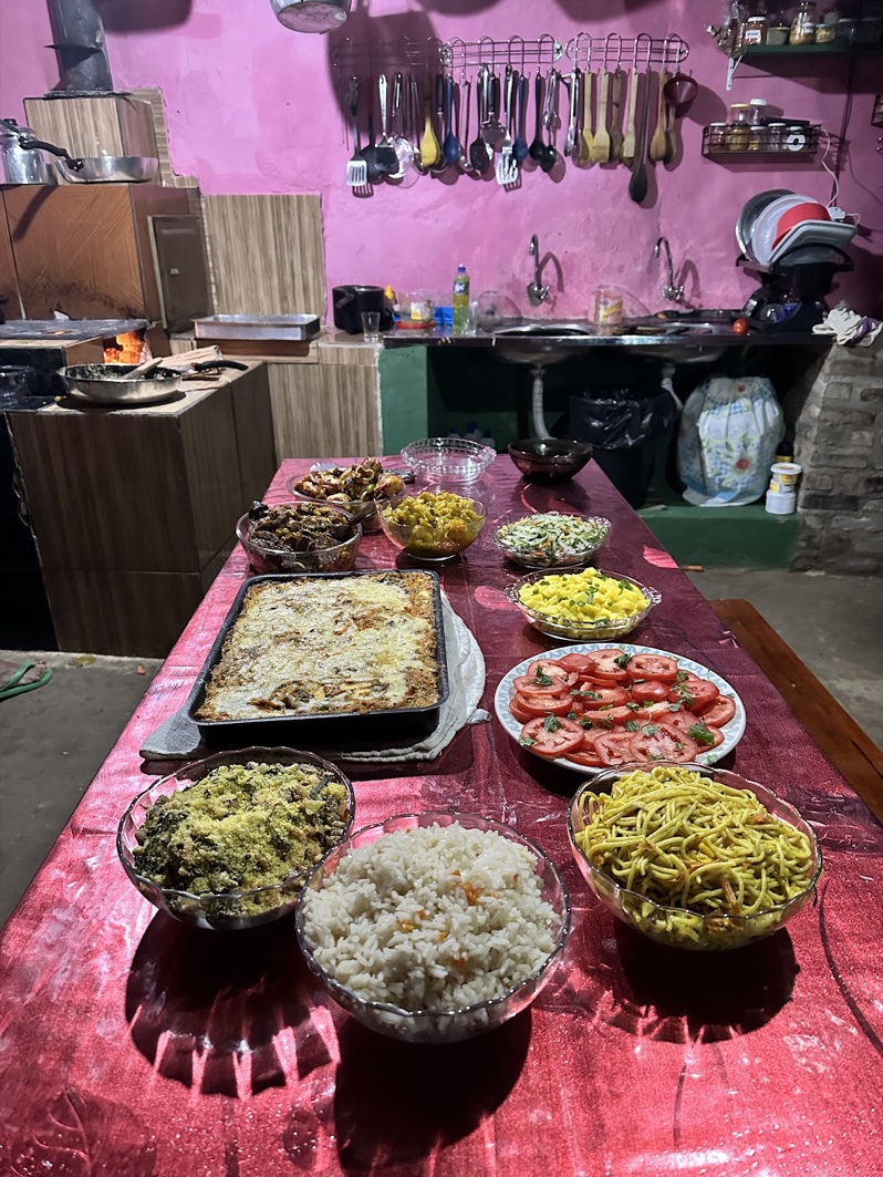 Mesa farta de jantar na casa dos Patiseiros, Vale do Pati