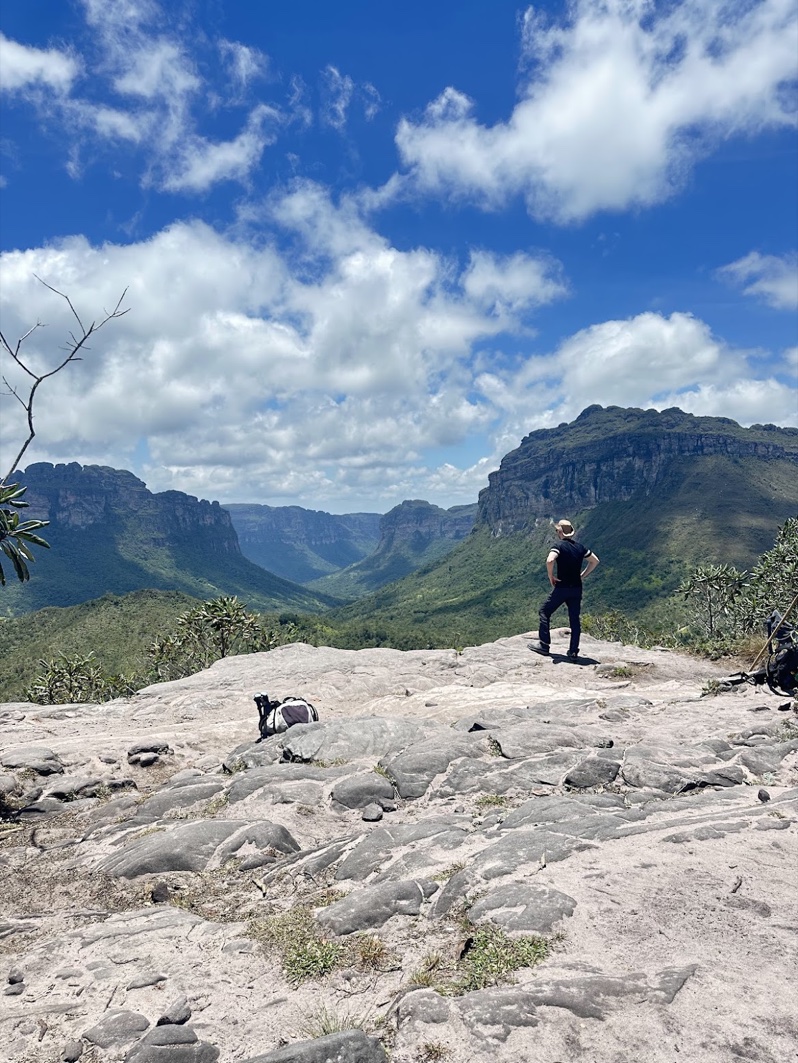 Viajante contemplando o Vale do Pati do Mirante do Pati — a Rampa, como os Patiseiros a chamam