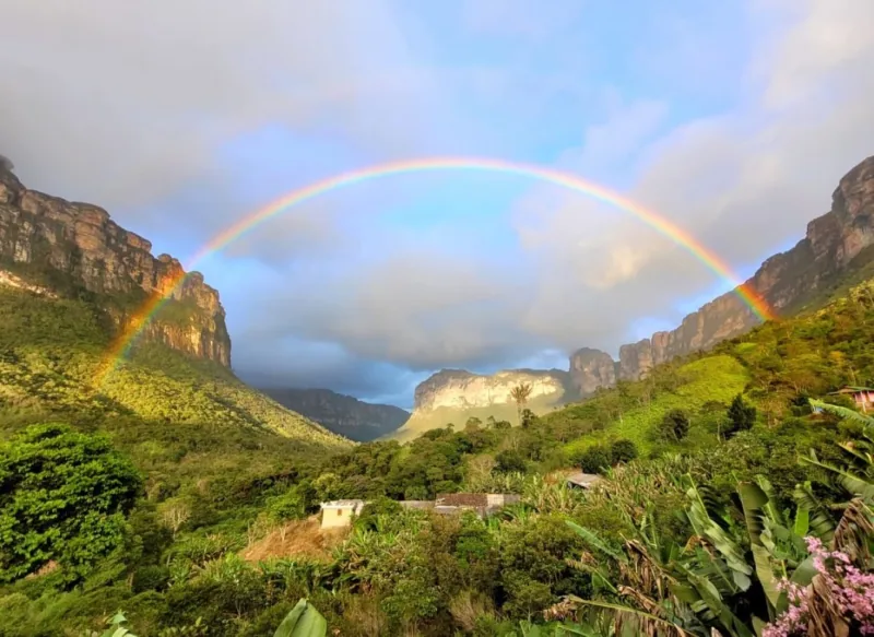 Vista panorâmica do Vale do Pati com arco-íris, na Chapada Diamantina, Bahia
