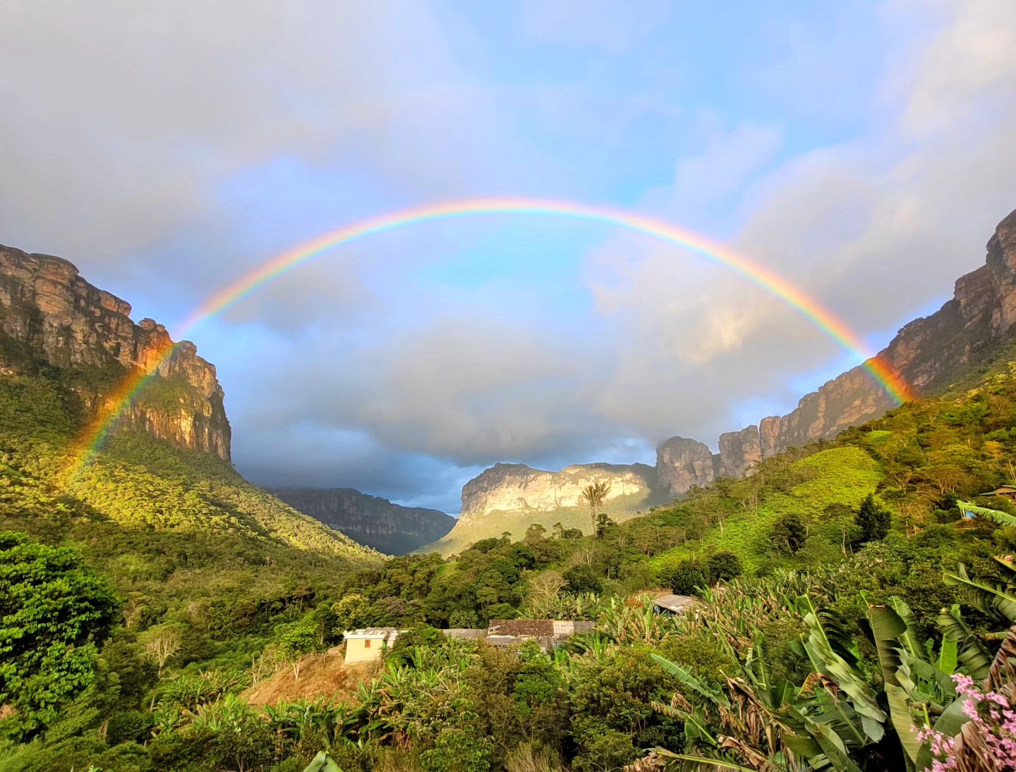 Arco-íris completo sobre o Vale do Pati, Chapada Diamantina — Travessia do Pati
