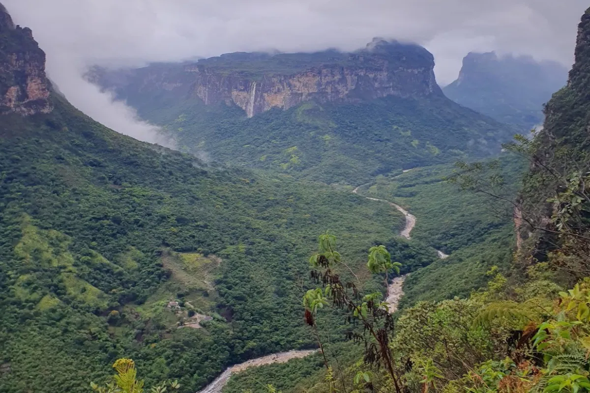 Vista panorâmica de um mirante na Chapada Diamantina, mostrando a imensidão do território